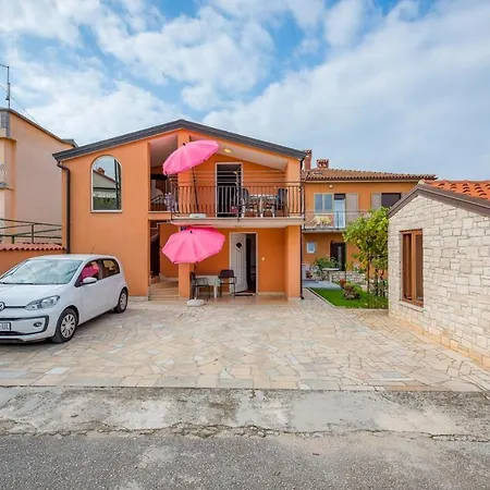 Aleks 3 House With Pensión 3*